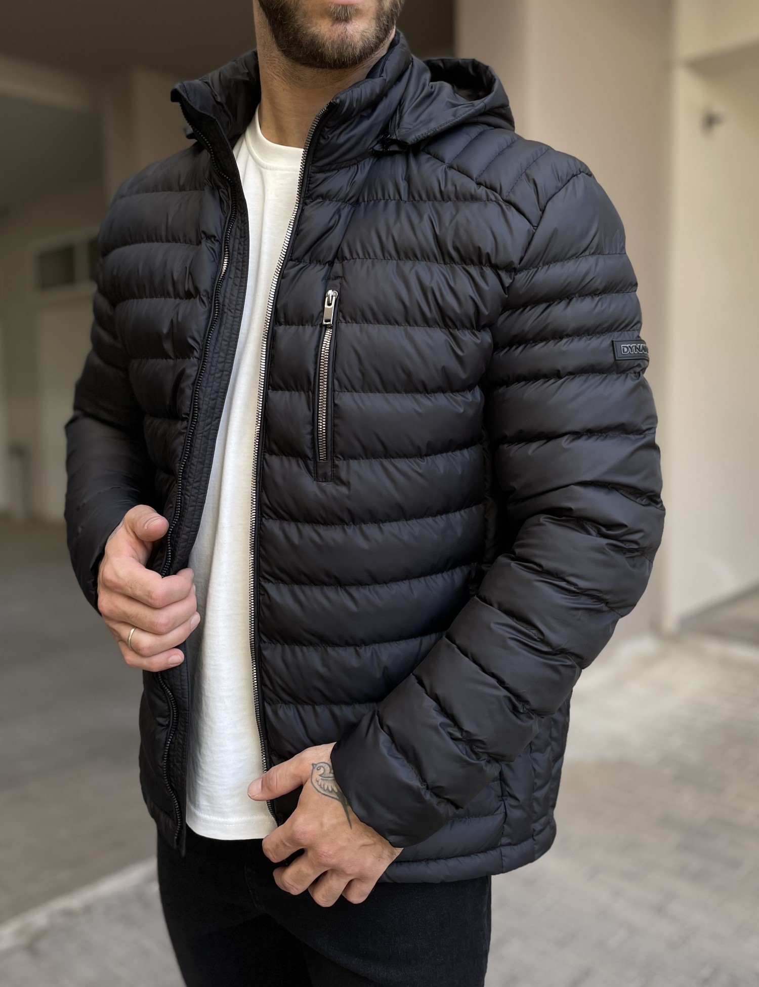 Ανδρικό μαύρο καπιτονέ μπουφάν με αποσπώμενη κουκούλα D3079 φωτογραφία